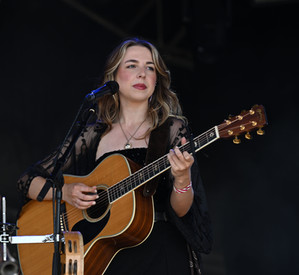 Wychwood festival Elles Bailey