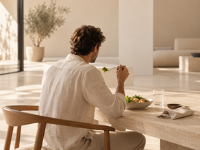 Hombre comiendo un plato equilibrado para evitar picos de glucosa y mantener una energía estable durante el día.