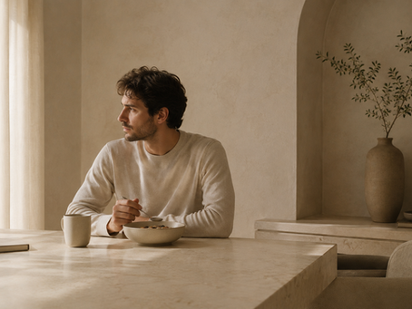 Hombre desayunando en un espacio luminoso y tranquilo — desayuno saludable y saciante Categoría