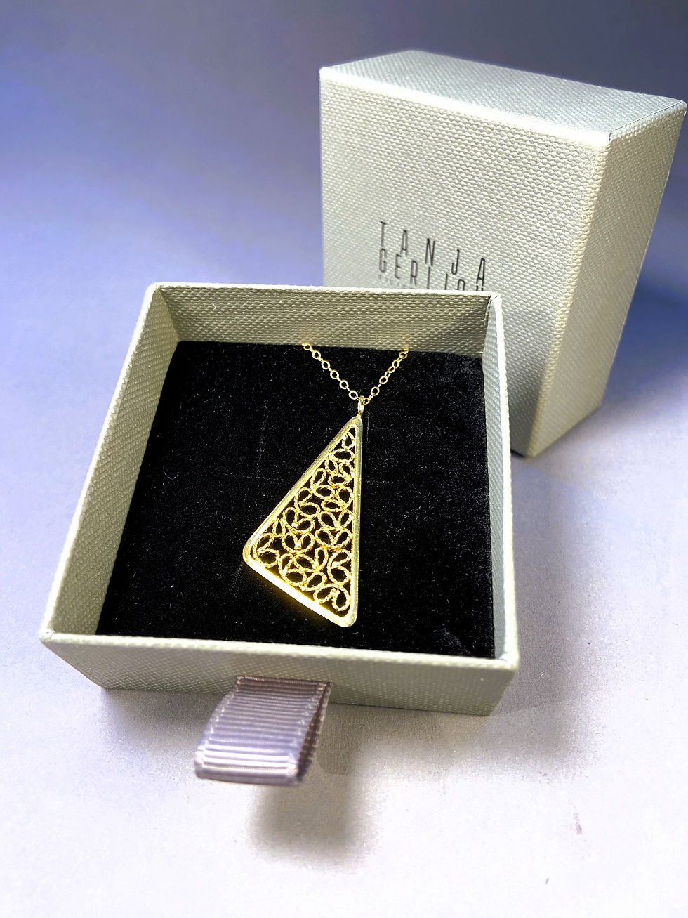 Miniaturbild: #2 HALS / SCHMUCK