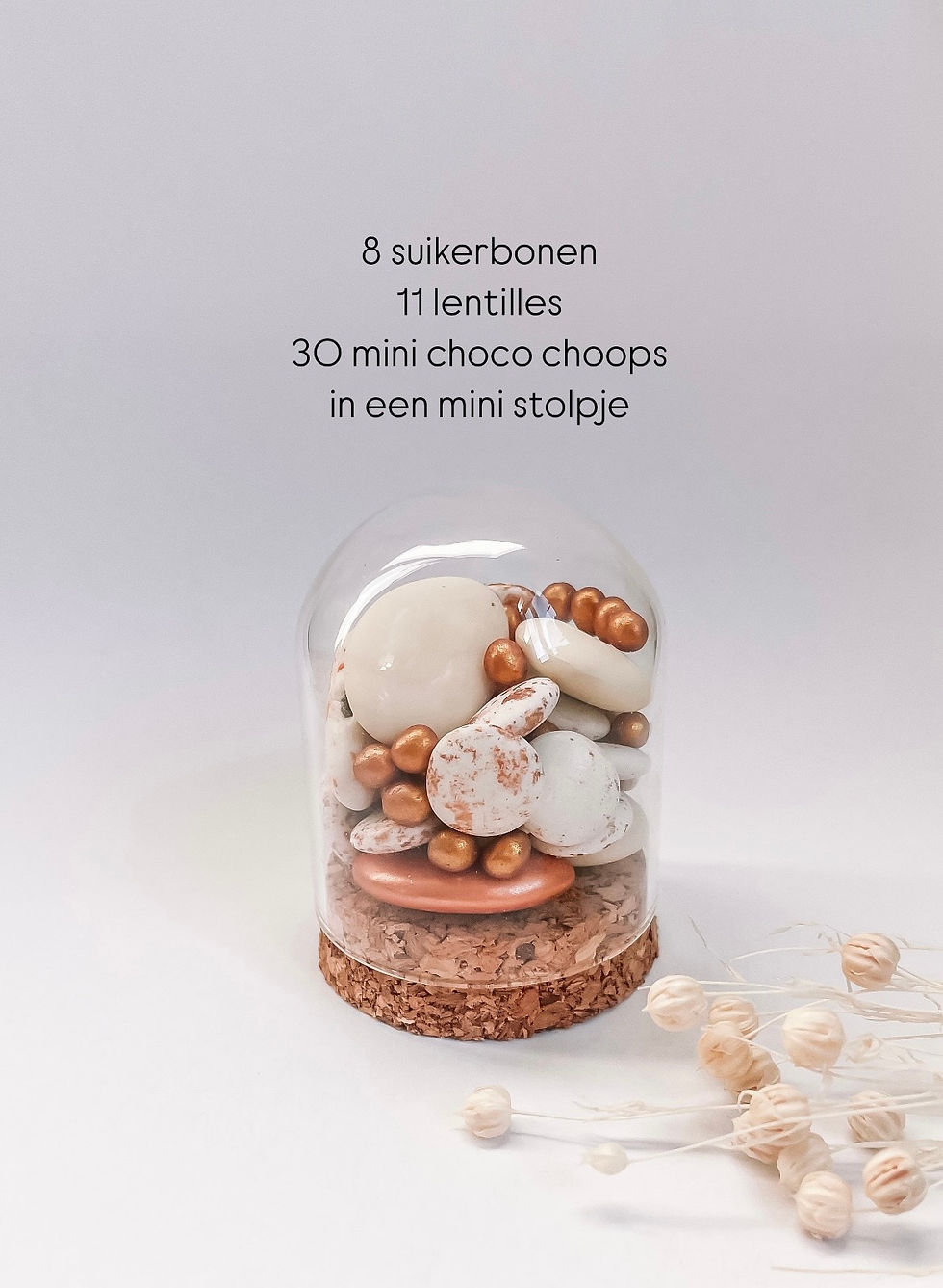 Mini glazen stolpje met kurk gevuld met suikerbonen