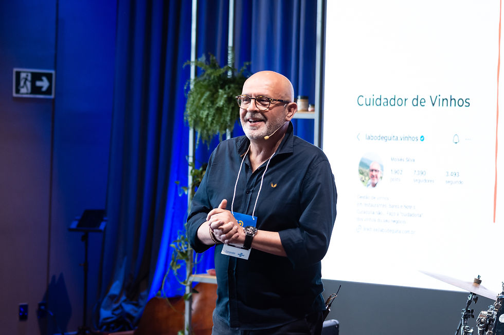 Pessoa falando sobre Cuidadoria de Vinhos