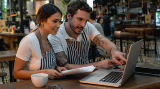 gestores de restaurantes olhando os resultados