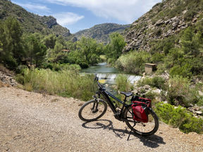 Stuw in de Serpis rivier, langs de gelijknamige Via Verde.