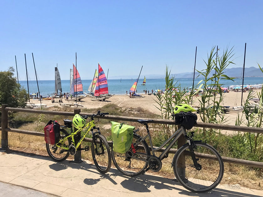 fietsen en catamarans Cullera liggend.jpg