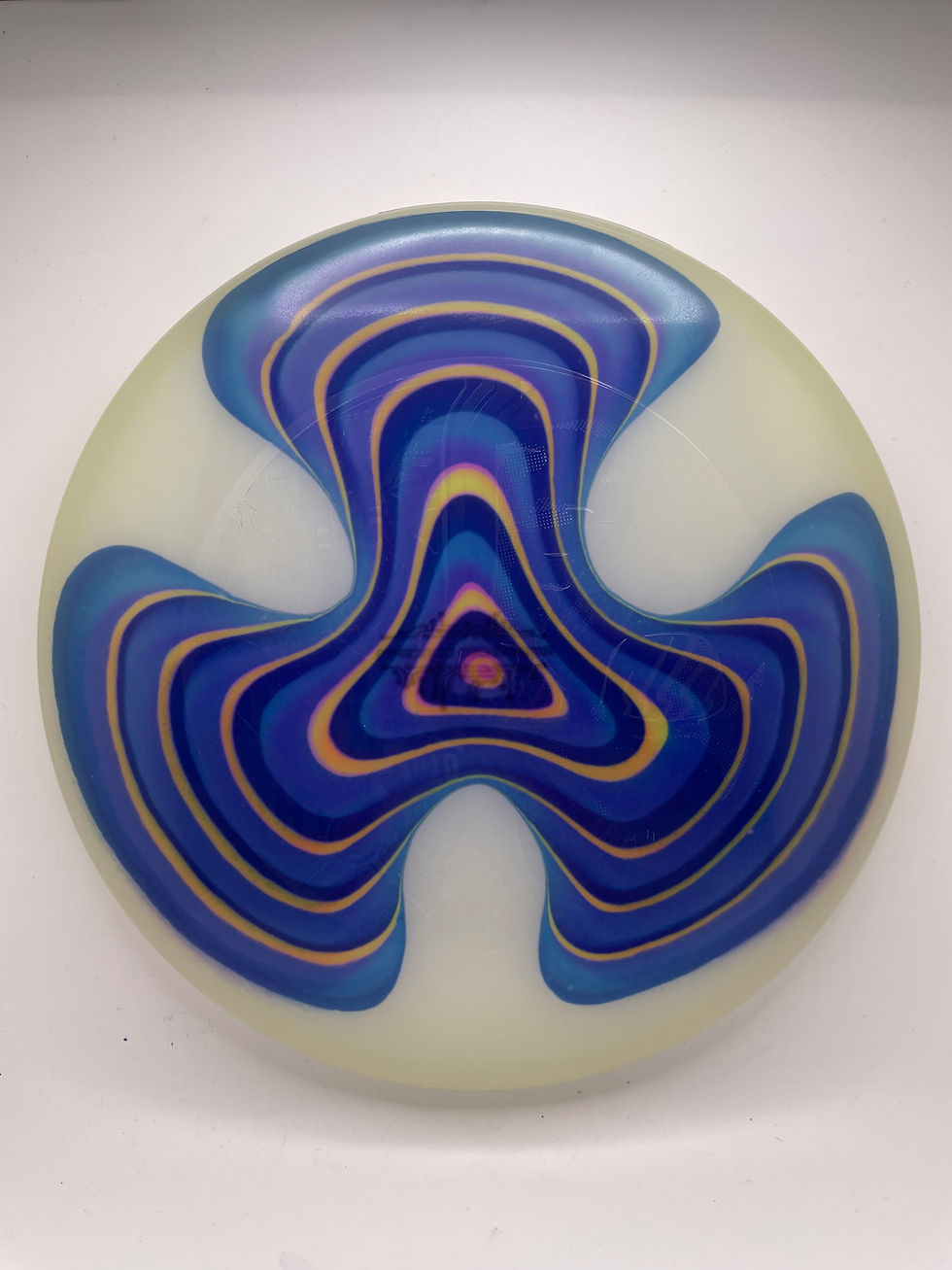 a blue and yellow propeller on a glow disc