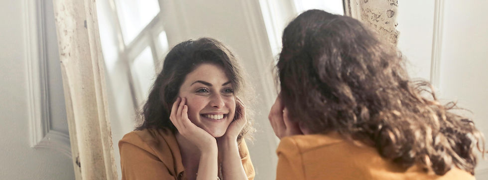 mulher jovem se olhando no espelho