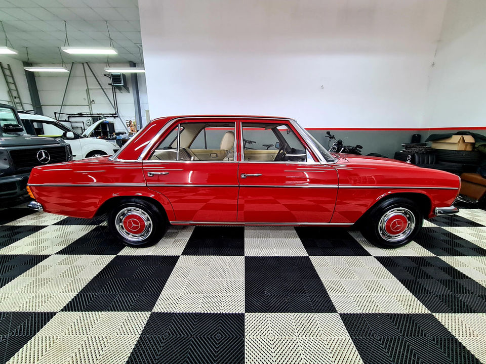 Rotes Oldtimer-Auto, innen Reinigung, Leasing Rückgabe, Politur, Auto Reinigung, Dr. Garage.