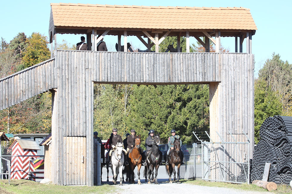 Begleitet von Tambouren reiten die Formationen zum Bügeltrunk in Thun ein
