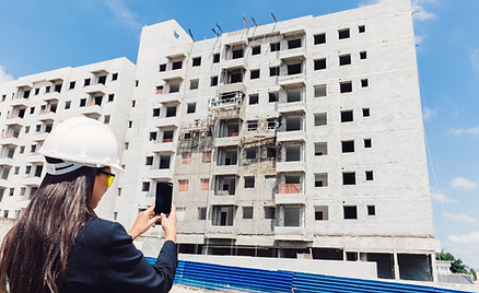 mujer-afroamericana-en-casco-de-seguridad-tomando-foto-de-edificio-en-construccion.jpeg