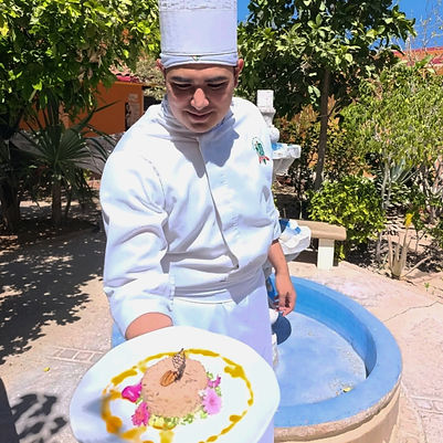 UN ALUMNO DE CHEF PRESENTANDO SU PLATILLO