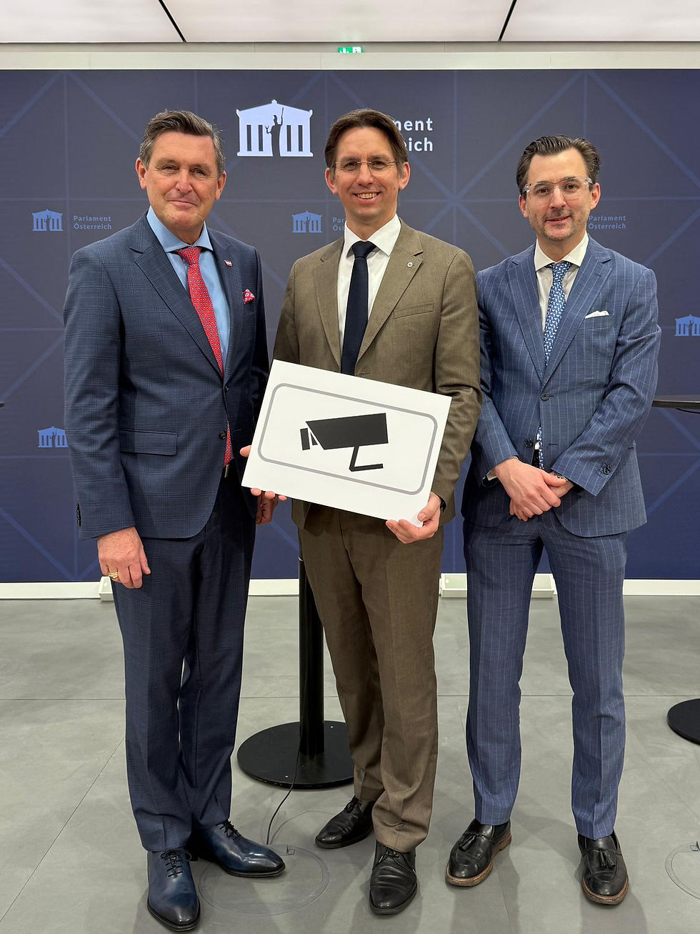 Gemeinsam mit BM Hanke, mit Dr. Harald K. Widhalm, MBA, Facharzt für Unfallchirurgie, Orthopädie und Traumatologie und meinen beiden Verkehrssprecherkollegen Abg. Oberhofer (NEOS) und Abg. Moitzi (SPÖ) präsentierten wir diese Woche im Parlament die finale Version der StVO-Novelle. Jetzt gehen die Beratungen im Verkehrsausschuss weiter. Link zur Präsentation findet du hier.