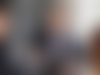 Advogado e cliente analisando extrato do CNIS para revisão da aposentadoria