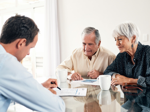 Advogado orientando cliente sobre como calcular aposentadoria com base no CNIS e documentos trabalhistas
