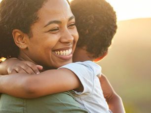 Mãe com filho comemorando sucesso — conceito de pensão alimentícia.