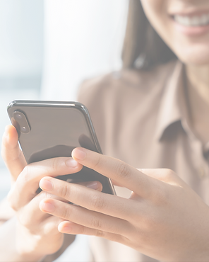 Benutzeroberfläche eines Mobiltelefons, auf der eine E-Mail verfasst wird oder anrufen.