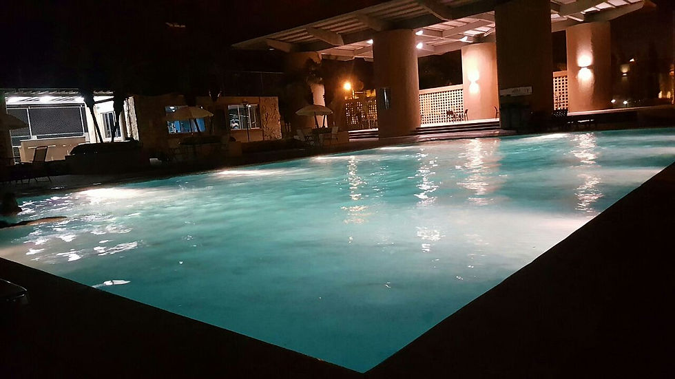piscina principal de noche