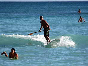 Location de Stand up paddle finistère sud, Ecole de surf de Bretagne de Clohars Carnoet au pouldu dans le finistère sud proche de Quimperlé. Cours de surf dès 5 ans sur les plages du Kérou et de Bellangenet. Initiation pour débutant, mini stage et stage semaine de surf, matériels inclus. Location de matériel de surf, location stand up paddle