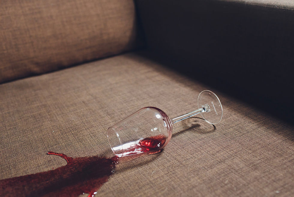 Glas rode wijn valt op op een bankstel