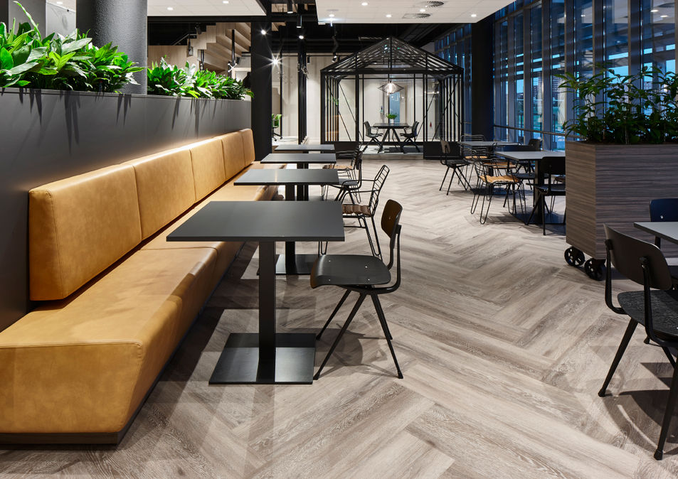 eet- werkcafé binnen het concept en ontwerp voor het kantoorgebouw van BDO Accountants in Den Haag