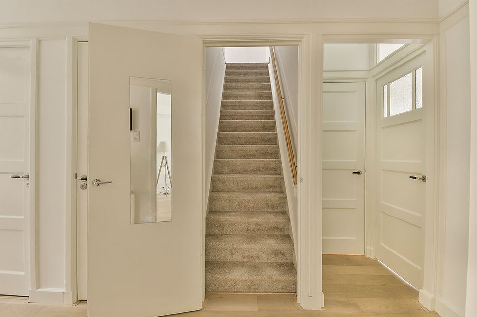 Gestoffeerde trap straalt weer na een grondige reiniging