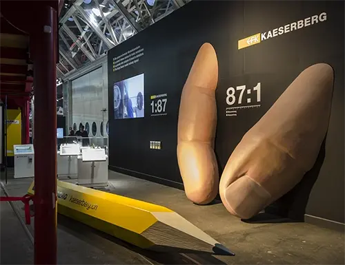 Deux doigts géants, exposé au Musée des Transports à Lucerne
