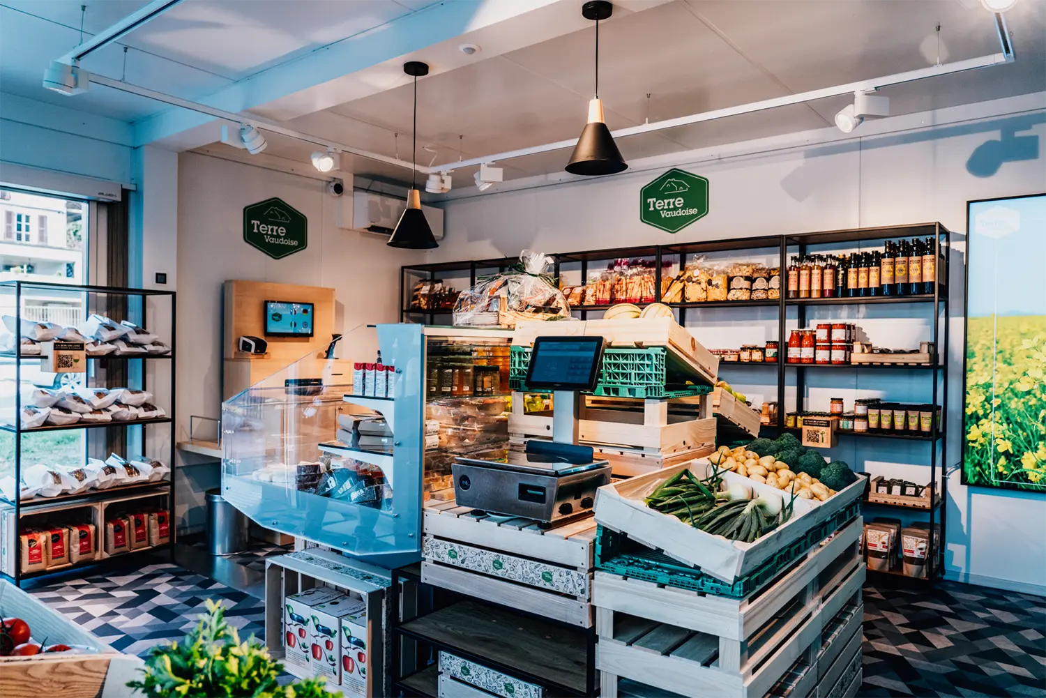 Vue de l'intérieur du magasin autonome et des produits du terroir