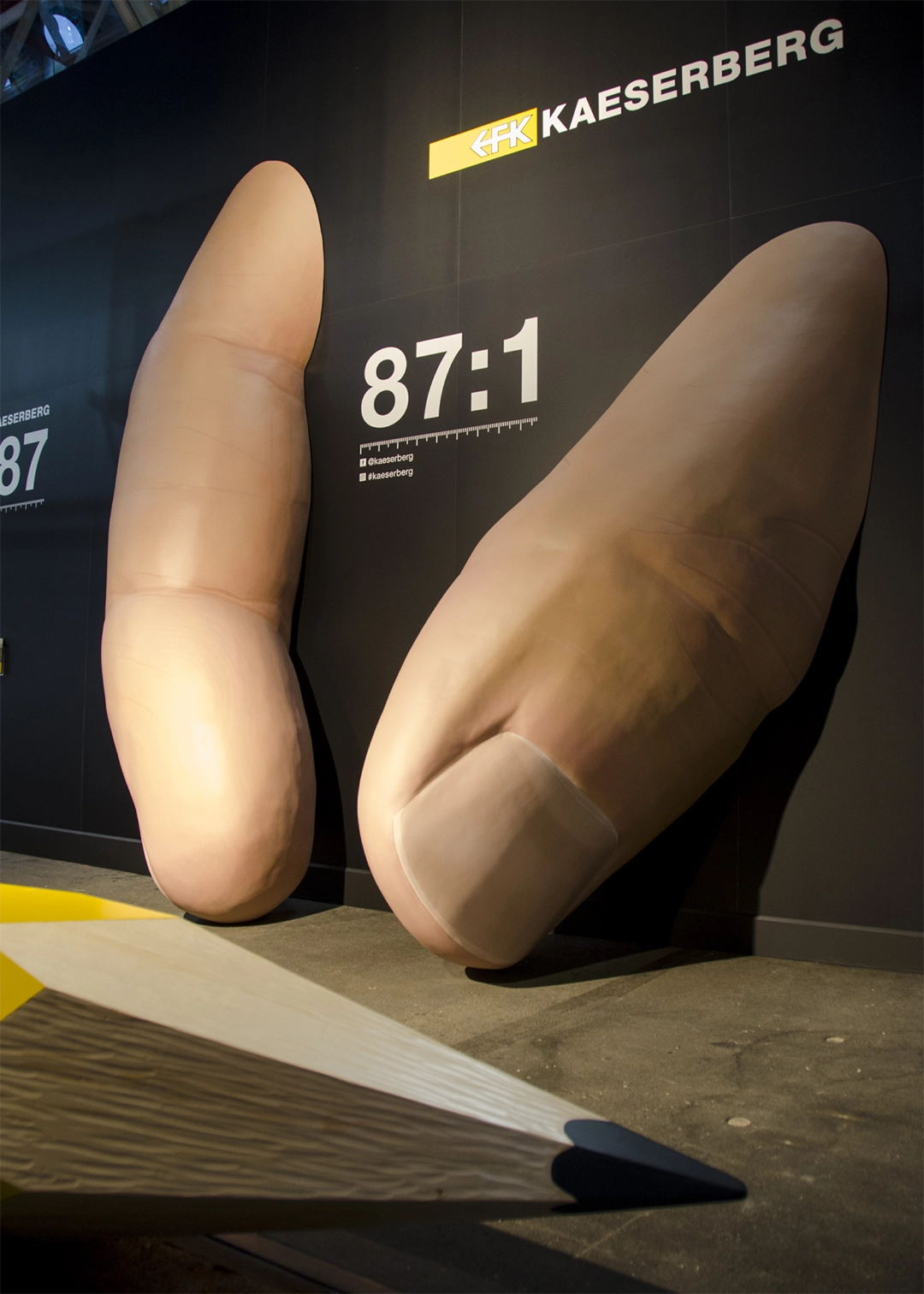 Décors à l'échelle 87:1 posés dans l'espace d'exposition
