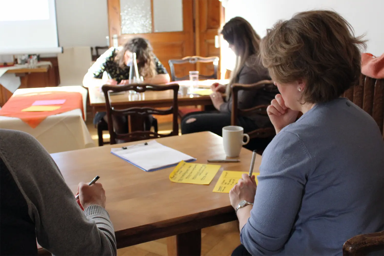 Brainstorming silencieux durant l'atelier de co-création avec l'équipe de l'hôtel