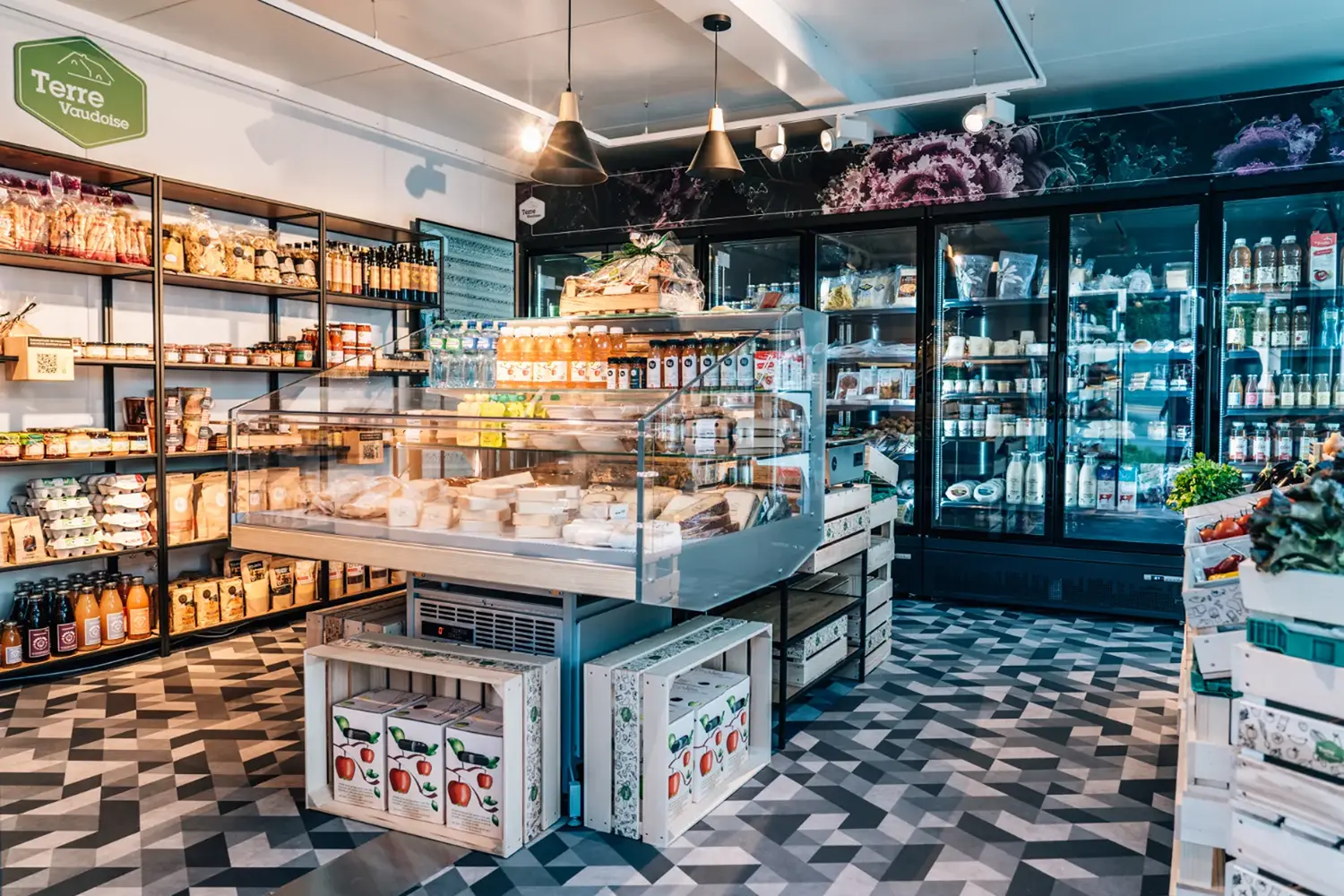 Vue de l'intérieur du magasin autonome et des produits du terroir