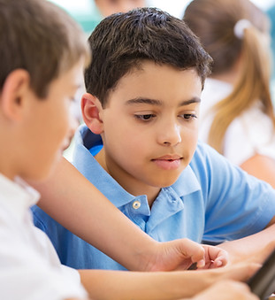 Les garçons à l'école