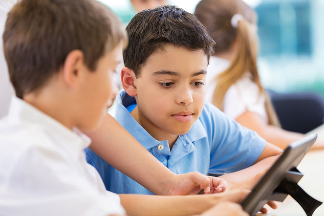 Les garçons à l'école