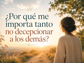Persona observando un sendero iluminado por el atardecer mientras reflexiona sobre el miedo a decepcionar a los demás y la importancia de escuchar sus propias necesidades.