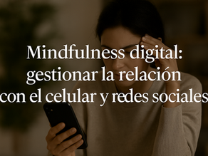 Persona usando el celular con calma en un entorno sereno, representando el concepto de mindfulness digital y equilibrio frente a la tecnología.