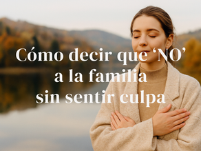 Mujer joven con los ojos cerrados abrazándose a sí misma frente a un paisaje otoñal, simbolizando calma y autocuidado al poner límites familiares sin culpa.