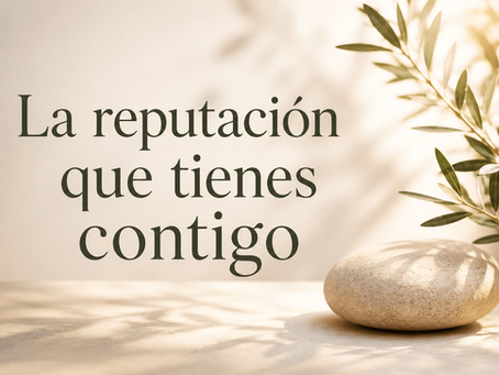 Persona avanzando por un camino rodeado de luz suave y naturaleza, simbolizando la confianza personal y la relación que construye consigo misma.