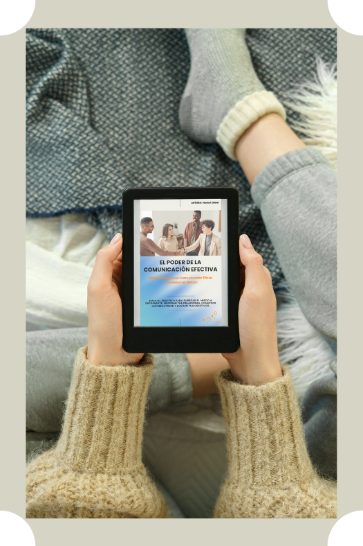 Mujer leyendo ebook el poder de la comunicación efectiva