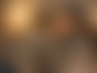 Mujer sentada en un sillón al final del día, con gesto de cansancio tranquilo, representando el agotamiento que no es solo físico.