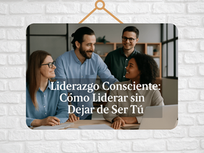 Equipo de trabajo trabajando en armonía compartiendo ideas con fondo de oficina en ambiente colaborativo, auténtico y empático, resaltando los pilares del liderazgo consciente.