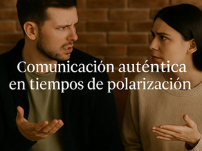 Dos personas conversando con calma en un entorno cálido y sereno, simbolizando la comunicación auténtica en tiempos de polarización y el poder del diálogo empático.