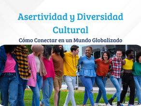 Imagen de portada para un artículo de blog sobre asertividad y diversidad cultural, con varias personas de distintas etnias todas de pie abrazadas de la cintura con texto azul "Asertividad y diversidad cultural: Cómo conectar en un mundo globalizado"