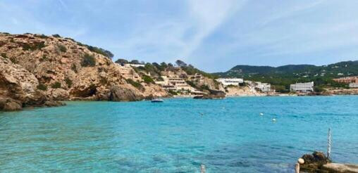 Platja de Cala Tarida totalment buida en ple maig (Aarón Benet Parrot)