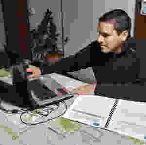 Ivan Viladrich, teletreballant a casa seva. (Arxiu Particular)
