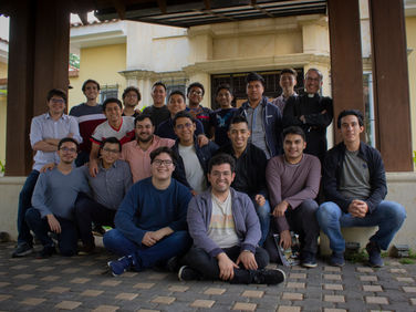 Residentes participan en un Retiro para Universitarios