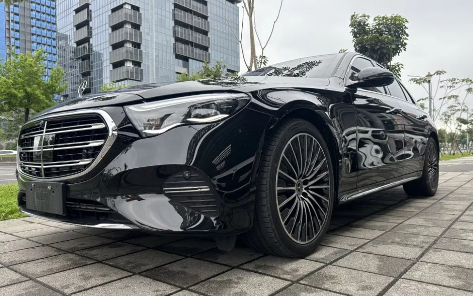 【Benz】 E-Class Sedan 2025款 E300 Exclusive 黑色