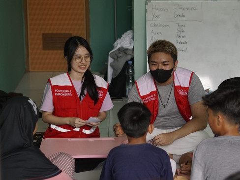 Jasmine and Parmahando teaching fourth graders