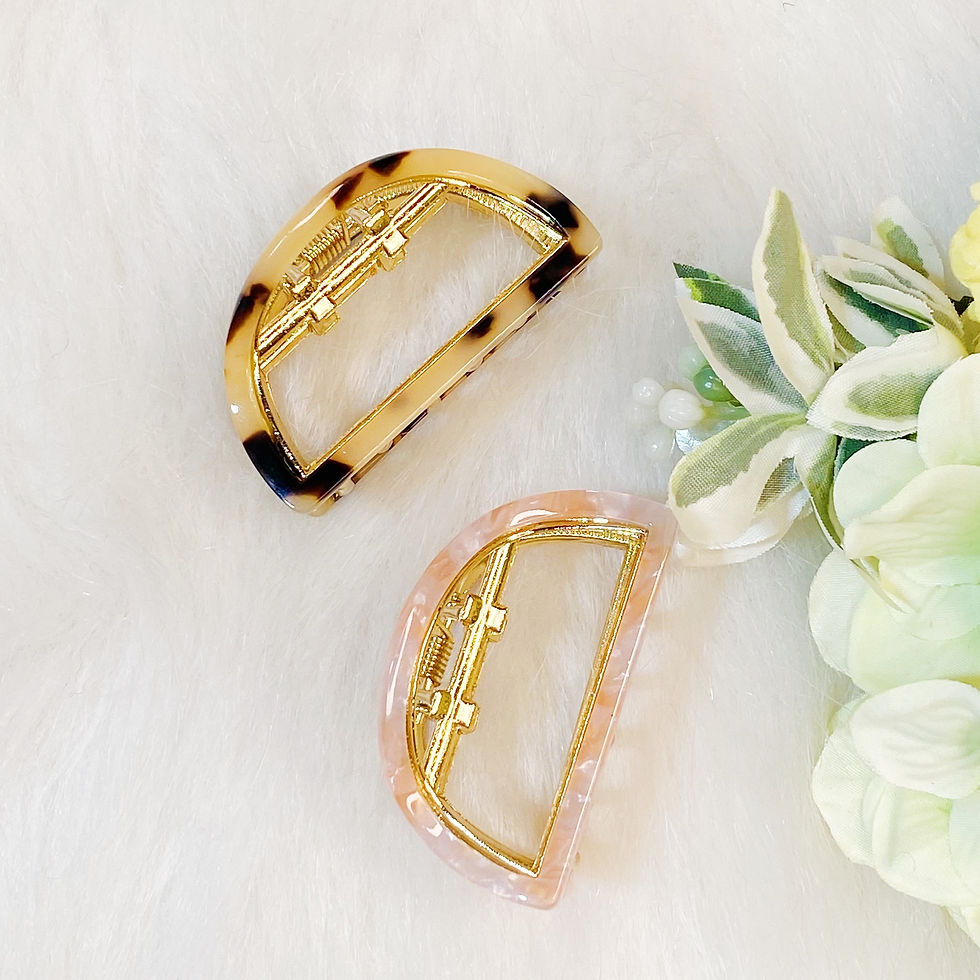 Thumbnail: Stylish Outlined Hair Claw