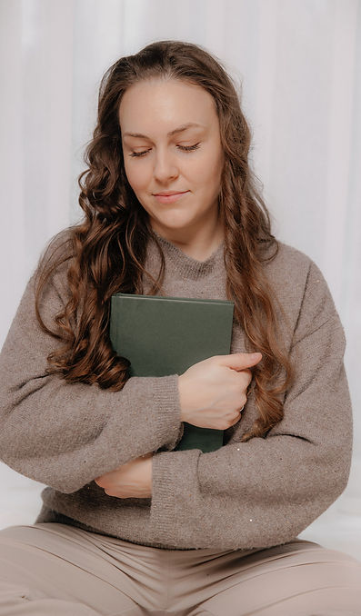 Maja Life Coach mit ihrem Rising Self Journal – Verbindung von Psychologie und Journaling