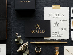 Moodboard de branding avec échantillons de couleurs noir et or, typographies et croquis de logo sur fond sombre - différence logo et branding entrepreneur