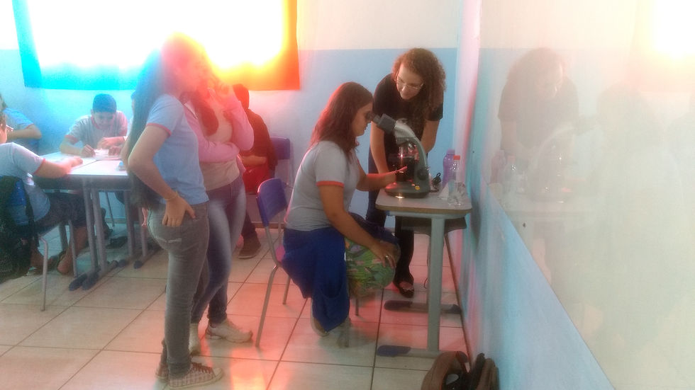 Aula sobre microorganismos no 7º ano